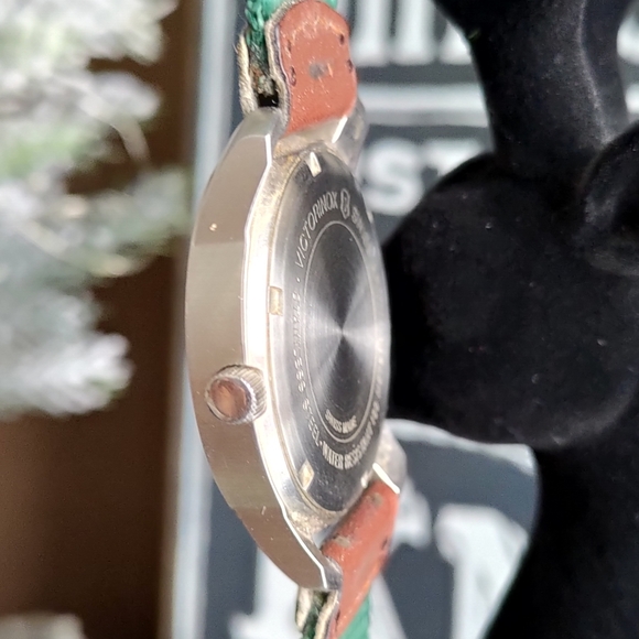 [[SOLD]] 39mm Victorinox Swiss Army Watch Red Field Military Style - Picture 5 of 9